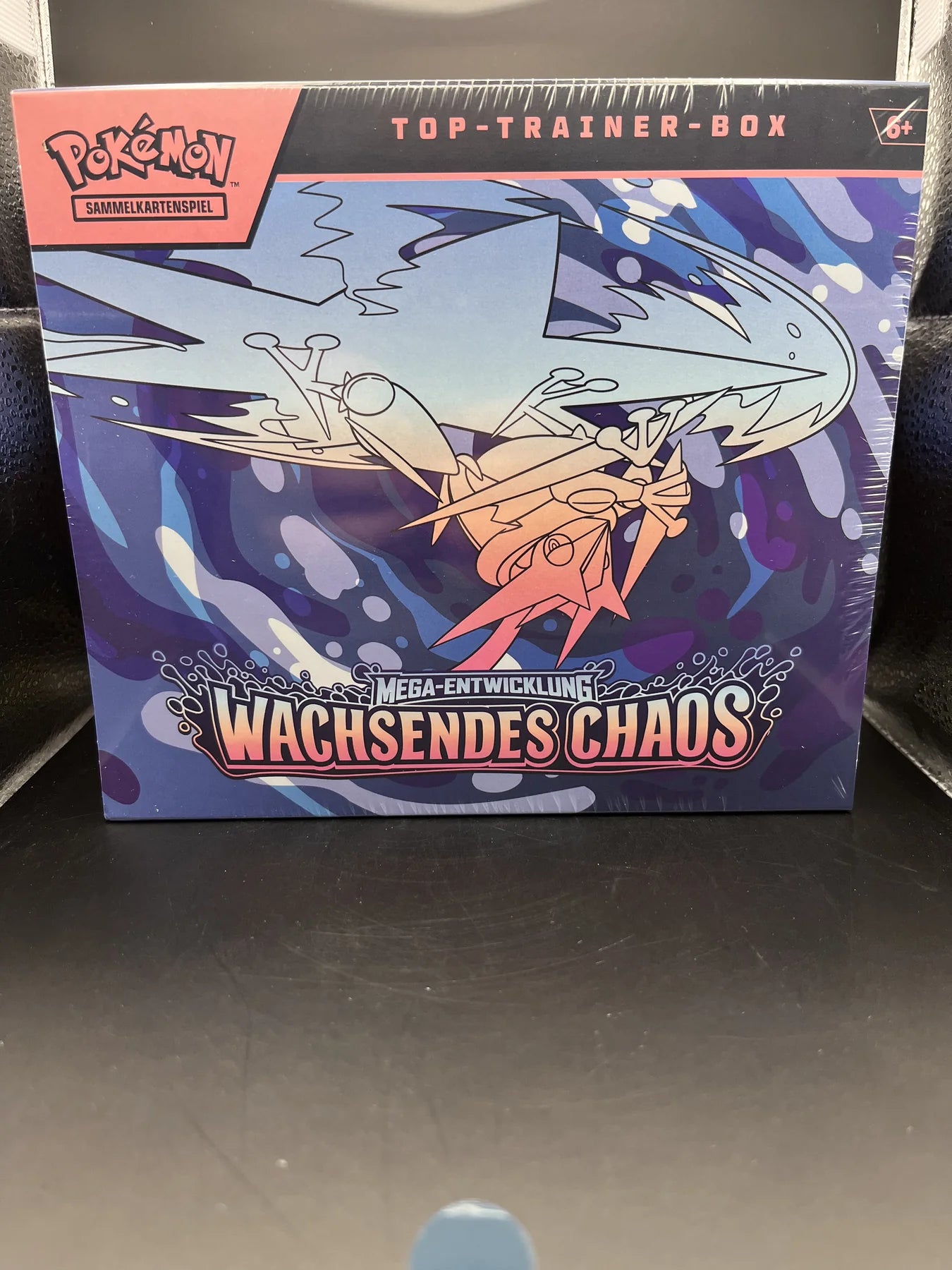 Pokémon Wachsendes Chaos Top Trainer Box Vorderseite mit Mega-Quajutsu